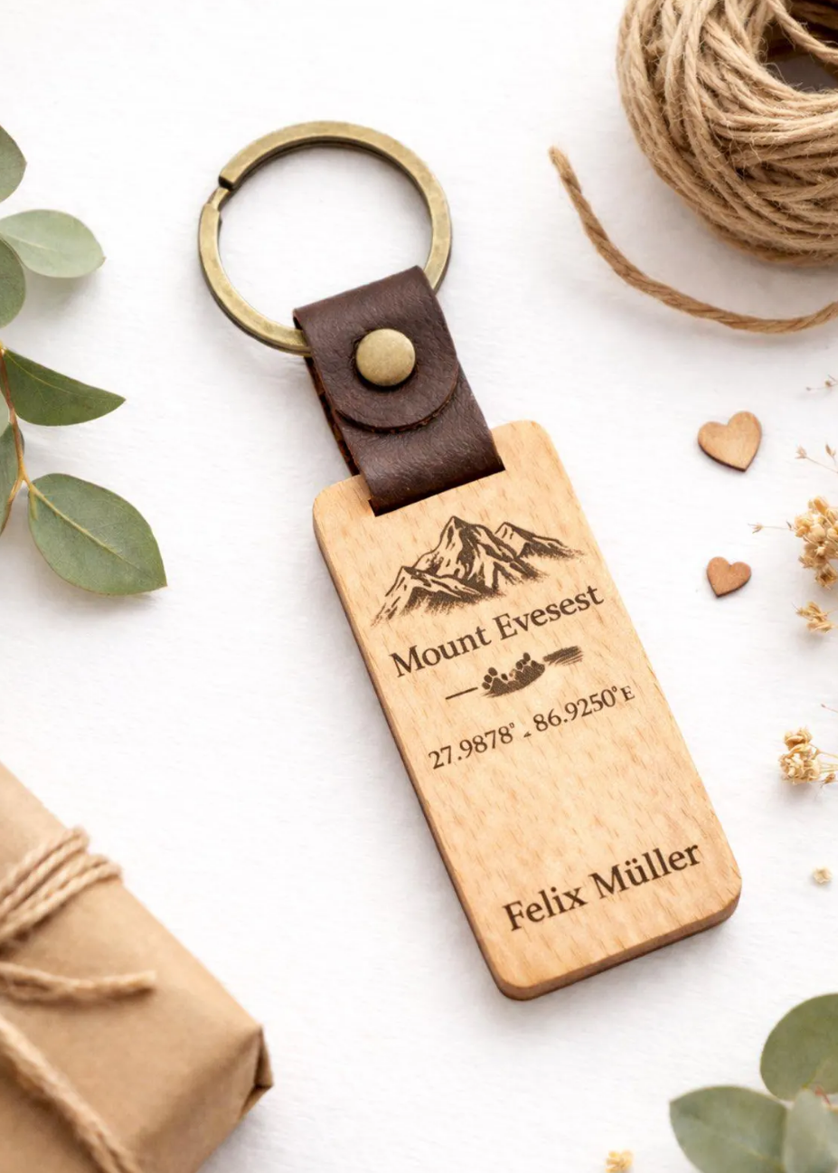 Personalisierter Holz Anhänger mit Gravur – Name, Datum oder Symbol – Geschenkidee für Hochzeit, Geburtstag & Weihnachten